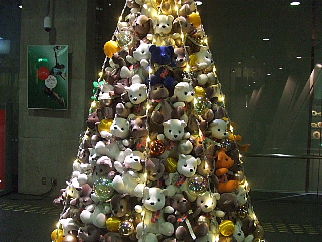 国際フォーラムのクマさんのクリスマスツリー_a0015766_22574050.jpg