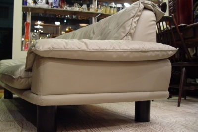 ベージュ本革3Pソファー・サイドボード入荷_a0096367_21534753.jpg