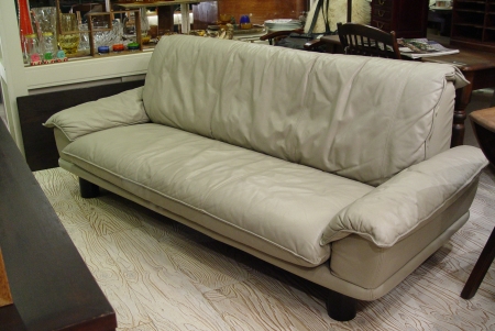 ベージュ本革3Pソファー・サイドボード入荷_a0096367_21544176.jpg