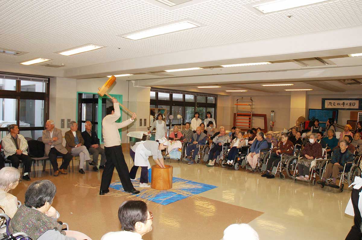 今年もかしま荘デイサービスセンターで餅つき大会_e0068696_1851142.jpg