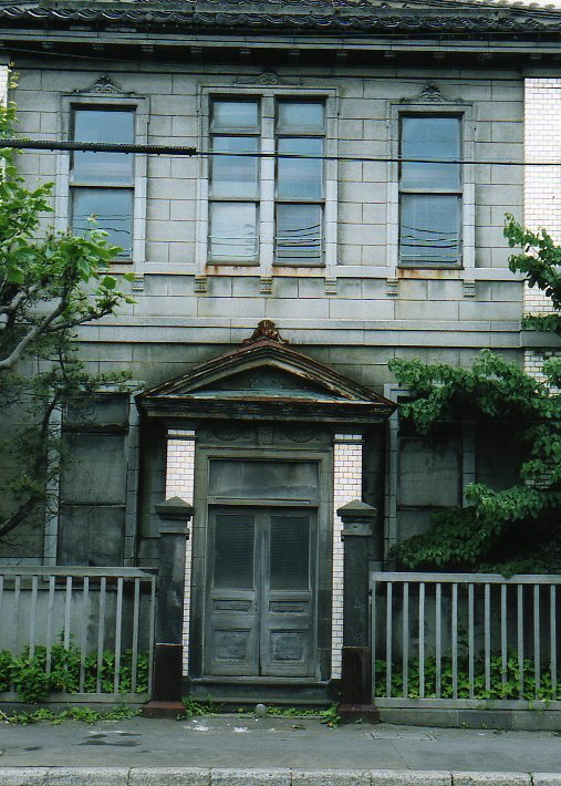 函館大町・電車通り沿いに建つ洋館(函館の建物案内)_f0142606_2243388.jpg