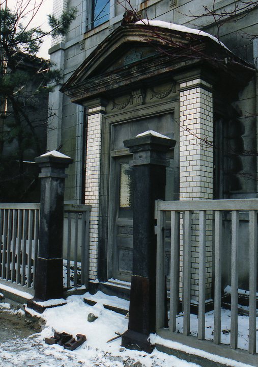 函館大町・電車通り沿いに建つ洋館(函館の建物案内)_f0142606_2285513.jpg