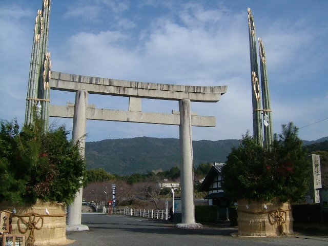 橘神社の巨大門松_e0101769_14314347.jpg