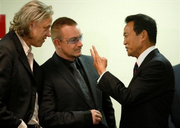 国連本部にて U2のBono氏とiPodを手に_e0165379_18453530.jpg