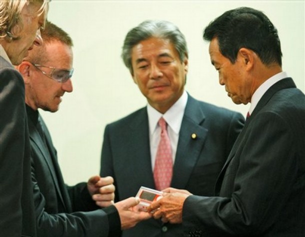 国連本部にて U2のBono氏とiPodを手に_e0165379_184693.jpg