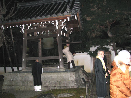 除夜の鐘_e0048413_9501165.jpg