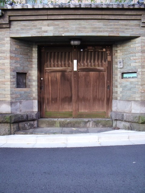 駐日ローマ法王庁、東京本願寺(建築家・木子幸三郎作品探訪)_f0142606_1333943.jpg