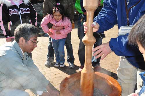 古代もちつき体験 2009.1.3　県立考古学博物館_c0162844_2036928.jpg