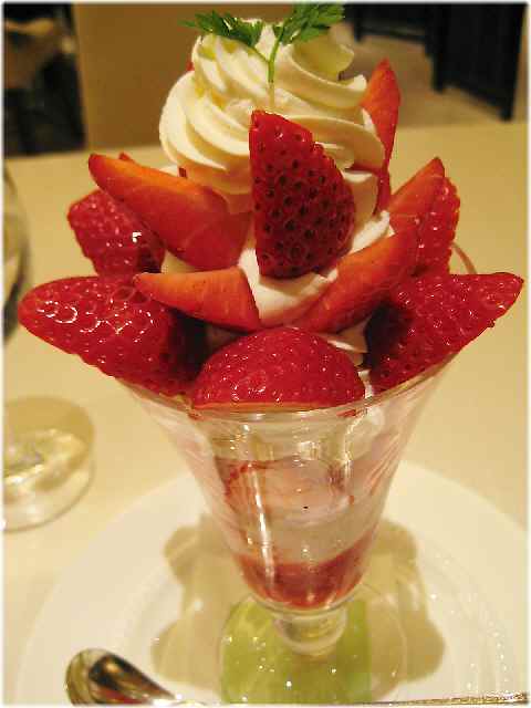 【初パフェは千疋屋総本店の「クィーンストロベリーパフェ」】_b0009849_22151218.jpg