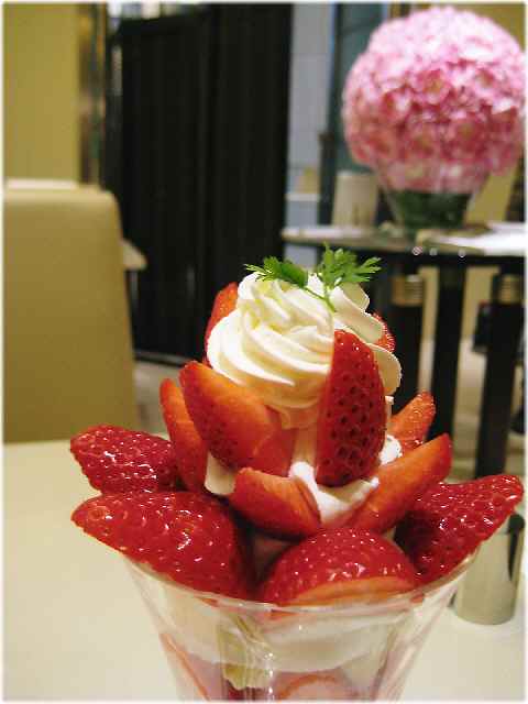 【初パフェは千疋屋総本店の「クィーンストロベリーパフェ」】_b0009849_22214897.jpg