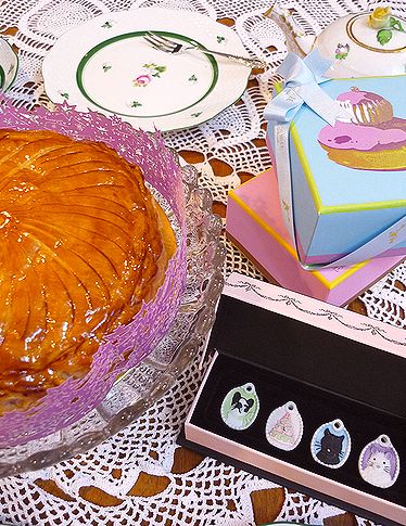 Ladurée の　ガレット・デ・ロワ＆マカロンでEpiphanie*エピファニー2009.☆*:.｡.☆*†_a0053662_21103461.jpg