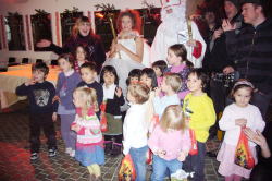 プラハの幼稚園にて ミクラーシュ&クリスマスコンサート_c0182100_1303088.jpg