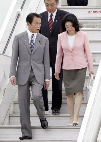 太郎 夫人 麻生 麻生太郎副総理の長男が結婚 政界の跡取りになるか