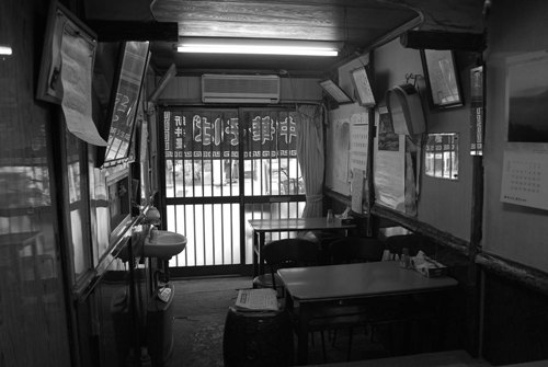 アーケード街の老舗中華そば屋 新井屋_c0177814_2082865.jpg
