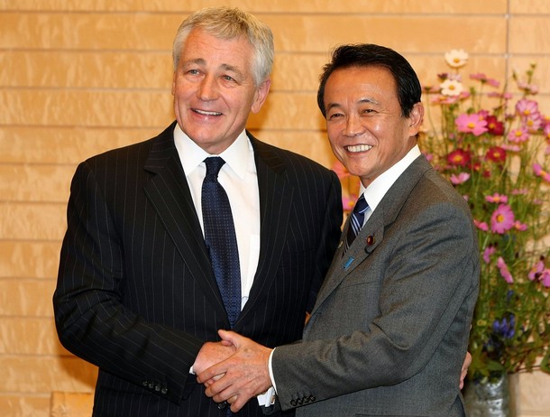 チャック ヘーゲル米上院議員と 麻生太郎の笑顔がとてつもない チャック ヘーゲル米上院議員と 麻生太郎の笑顔がとてつもない