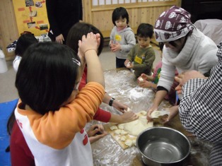 おもちつき＆生産者との交流_e0114963_1122921.jpg