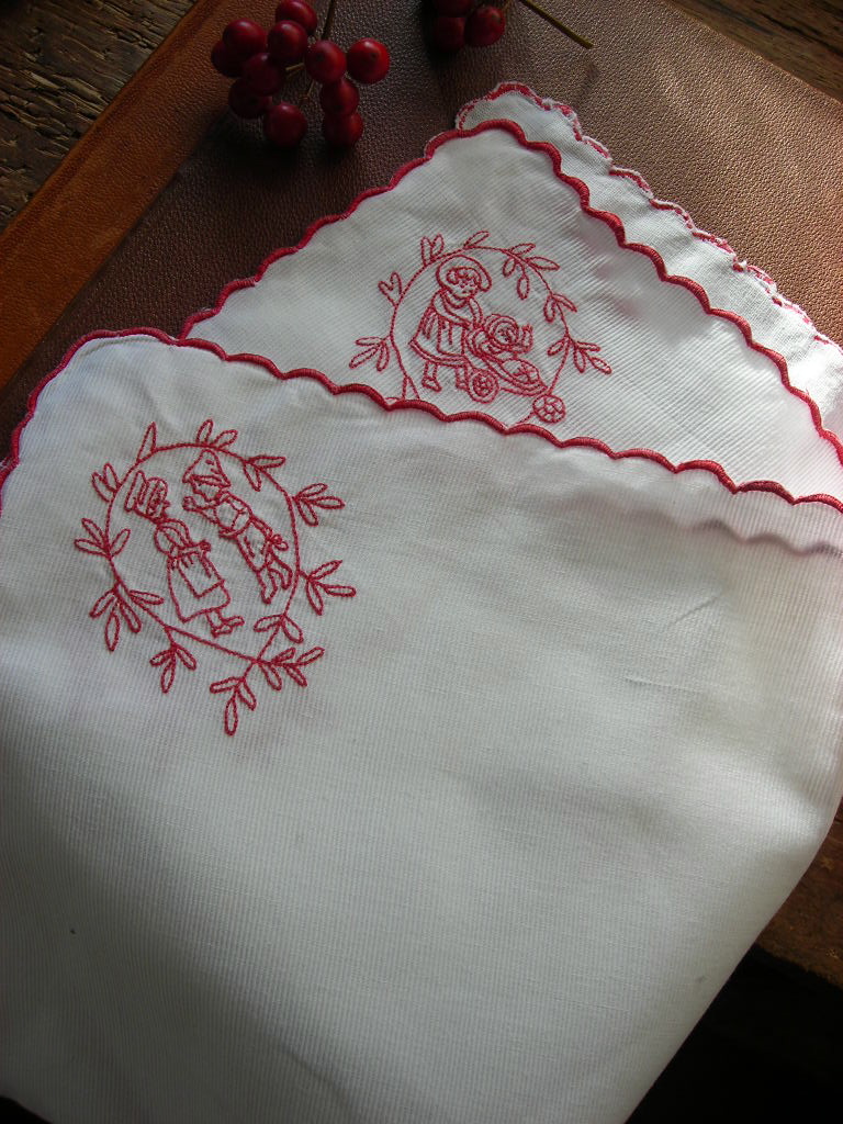 赤い刺繍のハンカチ : 満月アンティーク