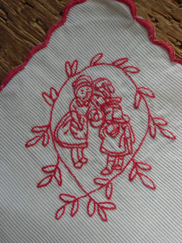 アンティーク フランス スカラップ赤糸刺繍 スクエアクロス 厚手