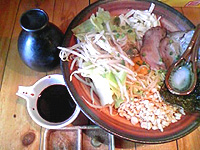 ◆雑居ビルラーメン対決! 「○は」VS「今日から俺は」_b0008655_11333525.jpg
