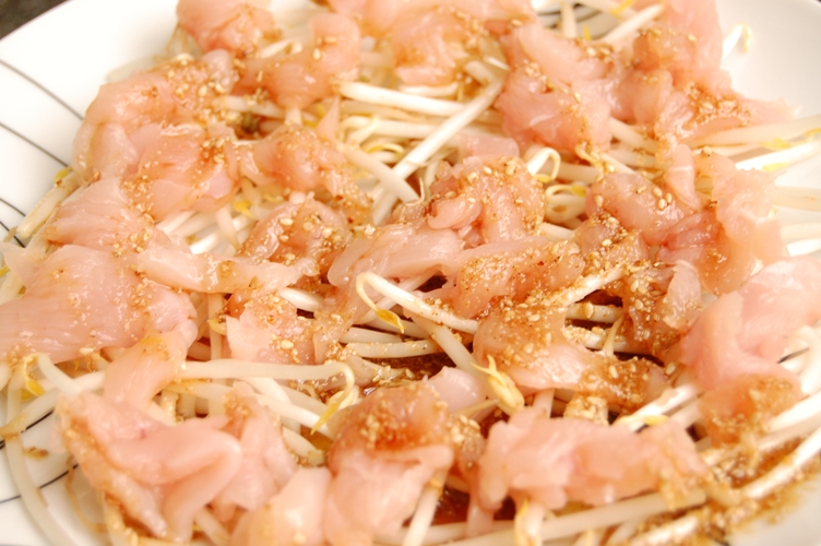 「和」超簡単レンジでチン☆鶏ともやしのレモンごま風味蒸し☆_d0104926_6302395.jpg