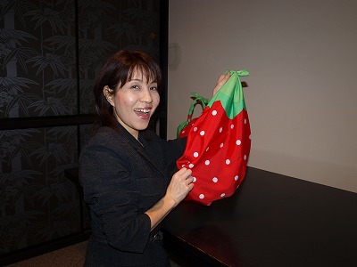 山田悦子の風呂敷講座~とっても簡単イチゴ風呂敷バッグ~_a0083222_1640568.jpg