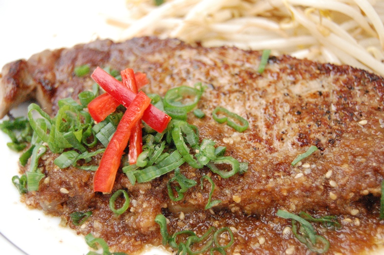 必見☆特製ソースで焼肉味のボリュームステーキ♪_d0104926_227920.jpg