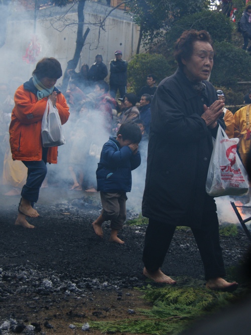 柴灯護摩・火渡りの行　如意輪寺　_b0131167_2322971.jpg