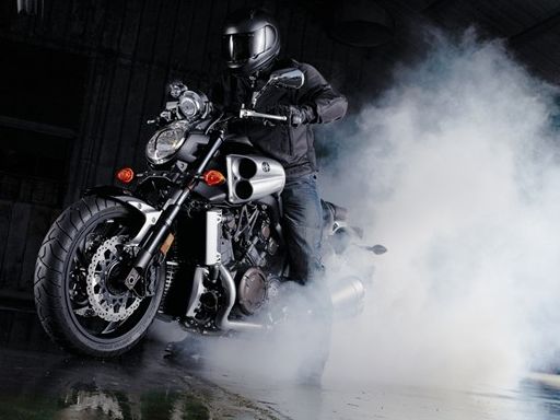 V-Max も気になる・・・V-Max vs 隼, ZZR1400, B-KING の雑誌