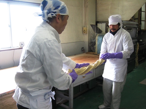 柴田製菓舗さんの飴造り始まる_b0140235_1548392.jpg
