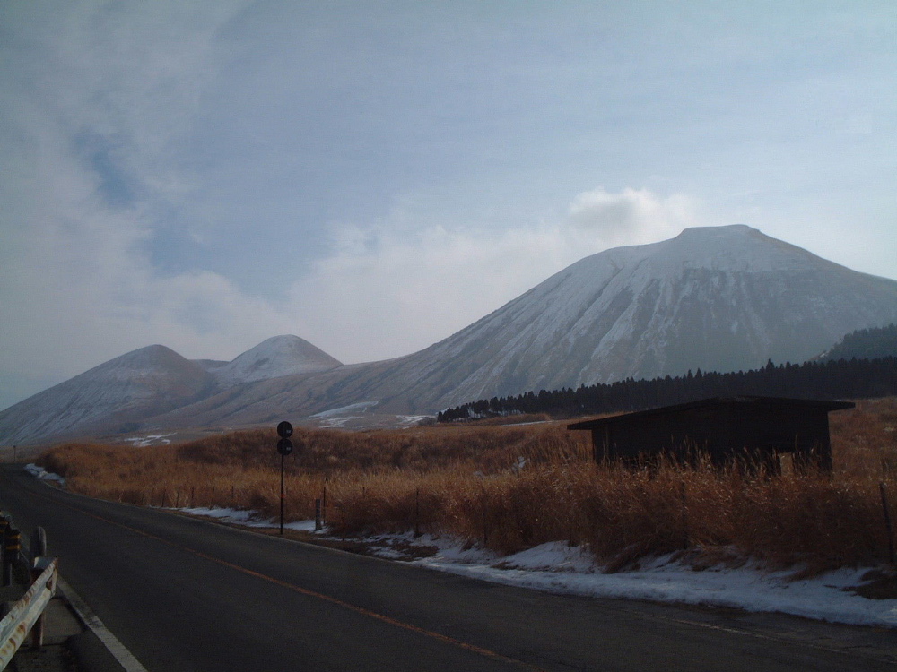 雪の阿蘇と春の花_f0105886_14133877.jpg