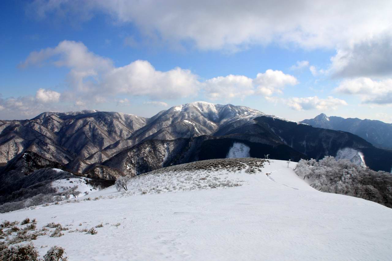 綿向山からイハイガ岳、そして竜王山周回_e0110500_2359045.jpg