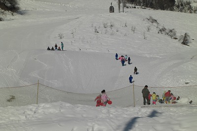 子供達のそり遊び_a0084753_1713163.jpg
