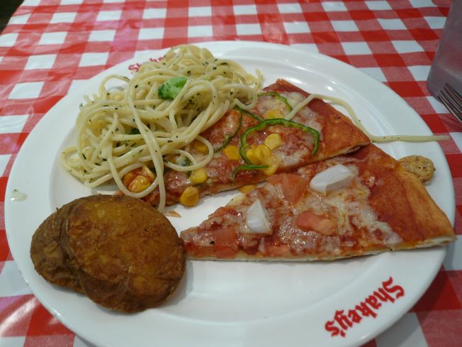 ピザ食べ放題 in シェーキーズ_f0097683_21534135.jpg
