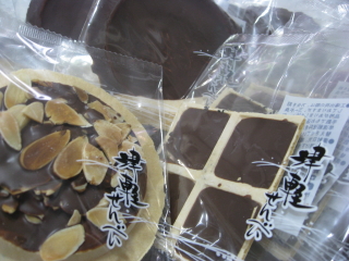 チョコ煎餅：渋川製菓（黒石市）_b0147224_1616017.jpg