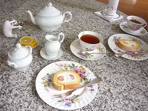 堂島ロール　　モンシュシュのロールケーキで　お茶にしましょう@マダムビクトリア邸。..。.ﾟ｡*･｡♬♪ _a0053662_2311389.jpg