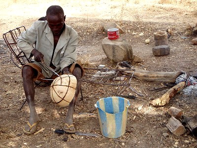 Old guy decorate calebasse by heated iron stick_d0111916_143453.jpg