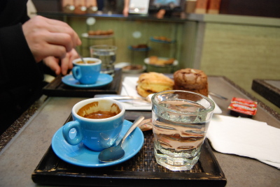 W.4th のカフェ。 「49th PARALLEL COFFEE ROASTERS」_d0129786_1548230.jpg