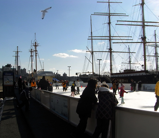 サウス・ストリート・シーポートにスケートリンク登場 Seaport Ice_b0007805_995446.jpg
