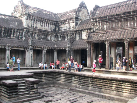 アンコールワット1(アンコールの旅1)_e0048413_2043454.jpg