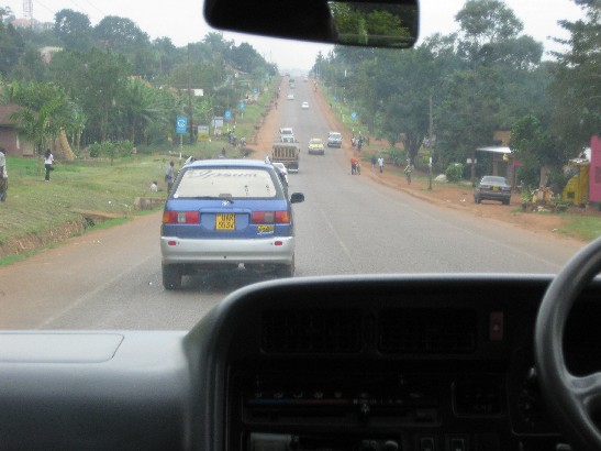 The Road to Uganda③：エンテベ空港到着からカンパラ（ウガンダ首都）へ_a0117676_19635.jpg