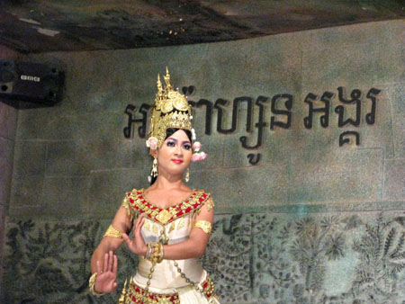 アプサラの踊りなど(アンコールの旅8)_e0048413_21391416.jpg