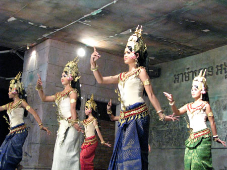 アプサラの踊りなど(アンコールの旅8)_e0048413_21393166.jpg