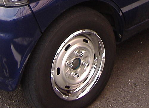 「車のタイヤも・・ そろそろ・・・ 交換せねば・・・ 」_b0133126_1127071.jpg