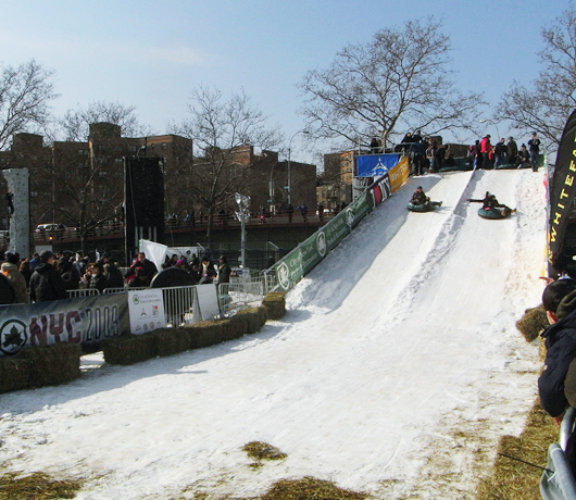 ギュッと抱き合い滑る親子の雪そり NYC Winter Jam (その2)_b0007805_19584431.jpg