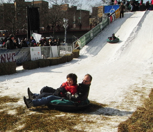ギュッと抱き合い滑る親子の雪そり　NYC Winter Jam （その2）_b0007805_20028.jpg