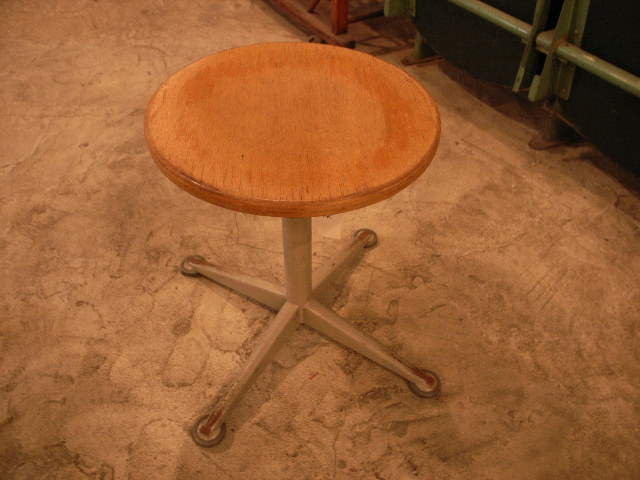 \"Friso Kramer Stool BRN\"ってこんなこと。_c0140560_13595776.jpg