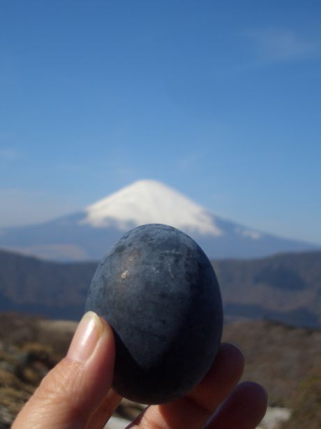 富士には黒たまごがよく似合う_e0013727_1817993.jpg