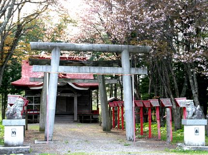 神社に行かなくちゃ！2/その他小物 神社の入口。狭いけど鳥居が2つあります。北野神社の提燈が素敵