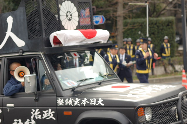 トラック・助手席からの眺め　/　日曜日_b0030558_1363485.jpg