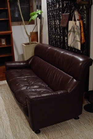 こげ茶色本革シートの3Pソファー入荷しました!!_a0096367_21554942.jpg